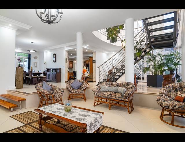 6 BEDROOM HOUSE FOR SALE IN SHEFFIELD BEACH